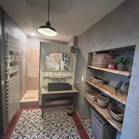 Grande Demeure De Caractere Avec Piscine Au Coeur D Un Village Typique Du Sud De La France Villa *