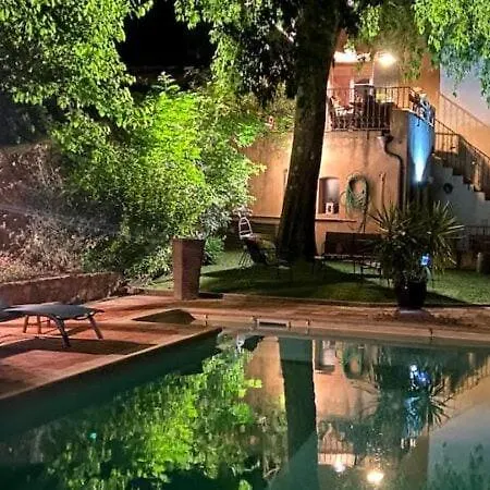 Grande Demeure De Caractere Avec Piscine Au Coeur D Un Village Typique Du Sud De La France *