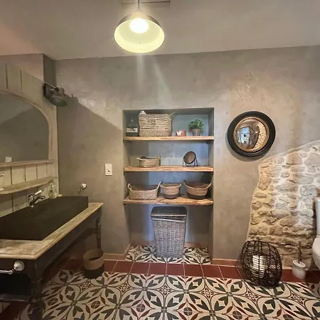 Grande Demeure De Caractere Avec Piscine Au Coeur D Un Village Typique Du Sud De La France *