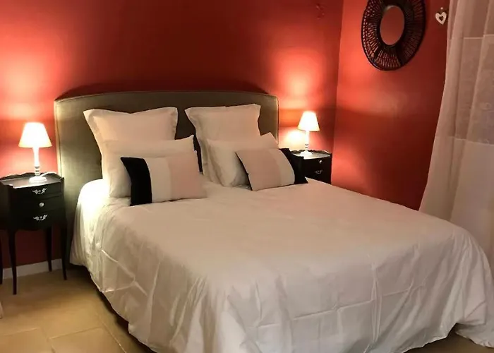 Grande Demeure De Caractere Avec Piscine Au Coeur D Un Village Typique Du Sud De La France Lagamas