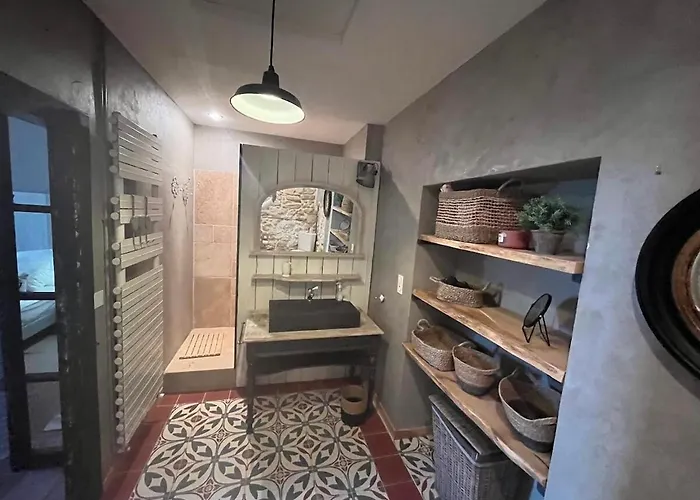 Grande Demeure De Caractere Avec Piscine Au Coeur D Un Village Typique Du Sud De La France فيلة *