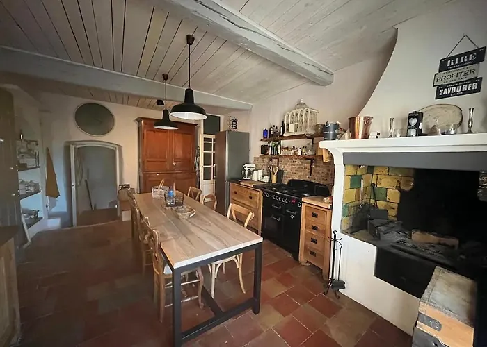Grande Demeure De Caractere Avec Piscine Au Coeur D Un Village Typique Du Sud De La France