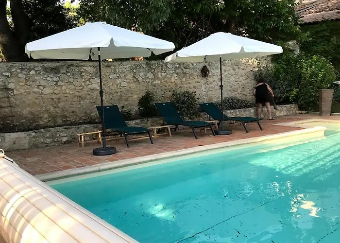 Grande Demeure De Caractere Avec Piscine Au Coeur D Un Village Typique Du Sud De La France فيلة