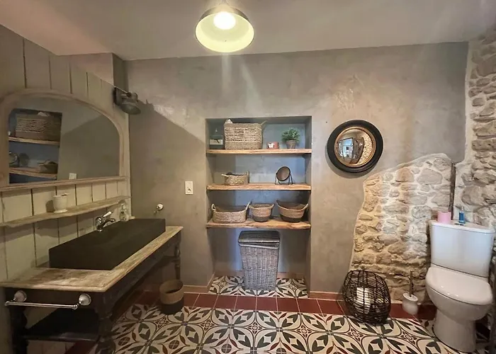 Grande Demeure De Caractere Avec Piscine Au Coeur D Un Village Typique Du Sud De La France *